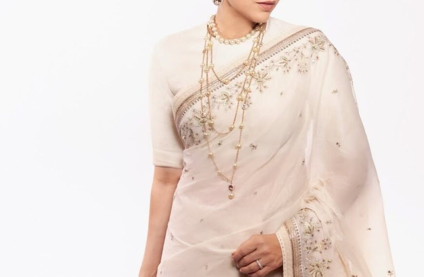 Karisma Kapoor’s white Sabyasachi sari paired with pearls has a vintage feel to it