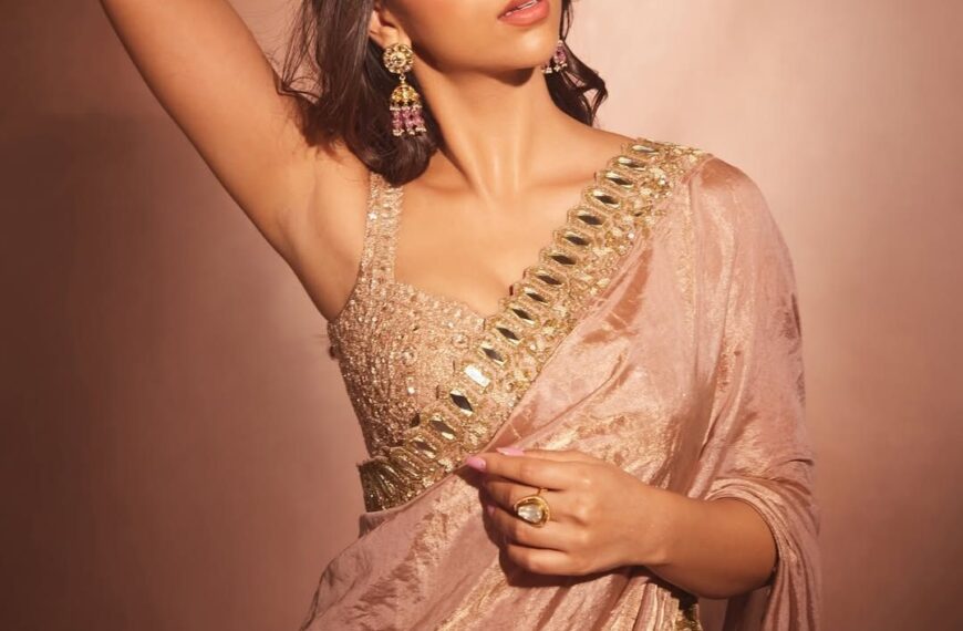 Suhana Khan’s old rose sari by Arpita Mehta is replete with mirror work and pearl embroidery
