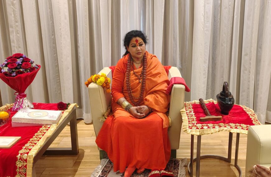 Mahamandaleshwar Sanjananand Giri Advises Bollywood Celebrities to Uphold Decorum