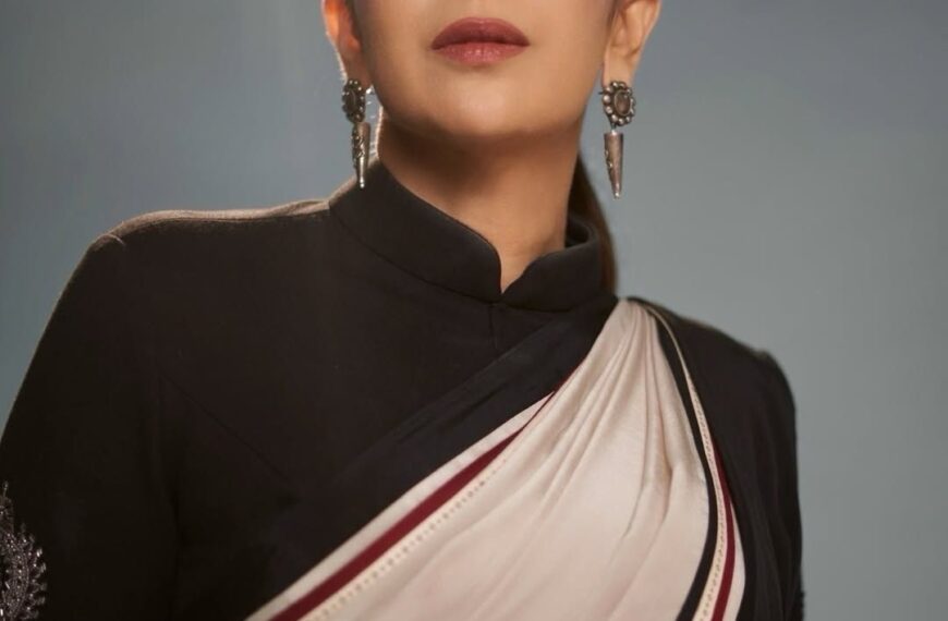 Karisma Kapoor’s Shantnu & Nikhil sari was cinched with a corset inspired by baroque architecture