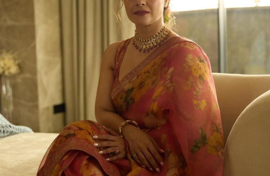 Kajol’s floral organza sari should be in every bridesmaid’s closet