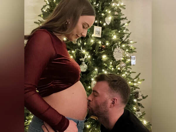 Hailie Jade announces pregnancy shares baby bump photos