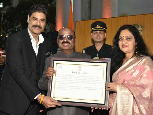 Sikandar Kher receives Governors Award of Excellence