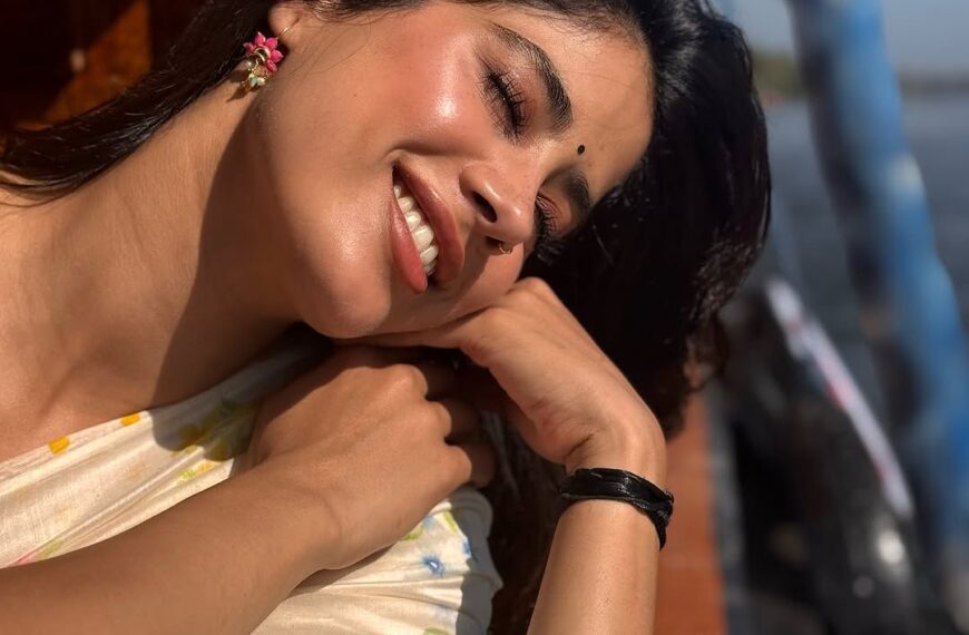Janhvi Kapoor’s sunkissed glam was complete with a micro bindi