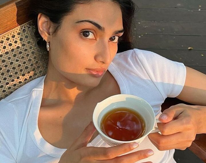 Bloated? Try adding milk to your green tea
