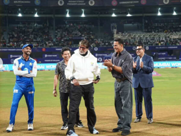 Akshay Kumar touches Amitabh Bachchans feet during ISPL final 