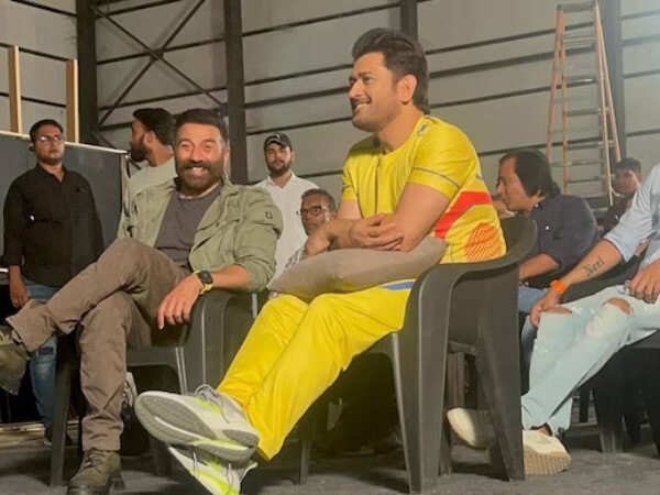 MS Dhoni watches India vs Pakistan match with Sunny Deol