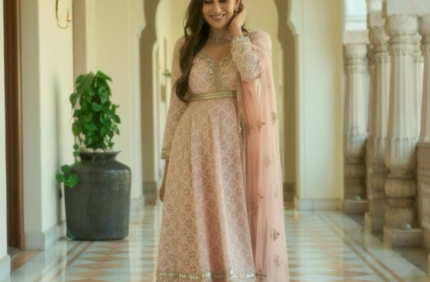 Karisma Kapoor’s Anita Dongre anarkali featured intricate thread and sequin work