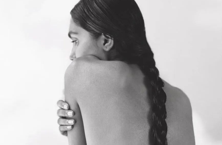 How to apply oil to hair, according to experts