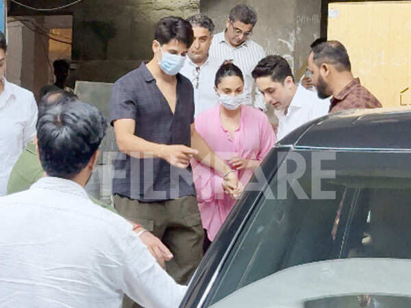 Soon-to-be parents Kiara Advani and Sidharth Malhotra visit under-construction home