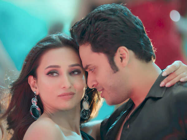 WATCH: Chandni Raate Brings Romance and Rhythm Together in Bhanupriya Bhooter Hotel
