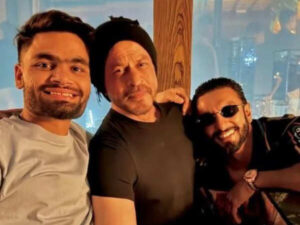 VIRAL Shah Rukh Khan Poses With Ranveer Singh&hellip;