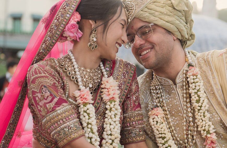 At this wedding in Mussoorie, the bride wore an heirloom Chungbala and arrived with her own baarat