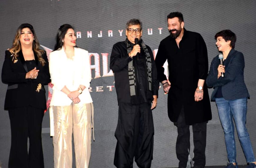 66-Year-Old ‘Khalnayak’ Bows Down, Touches Feet on Stage — Emotional Video Goes Viral