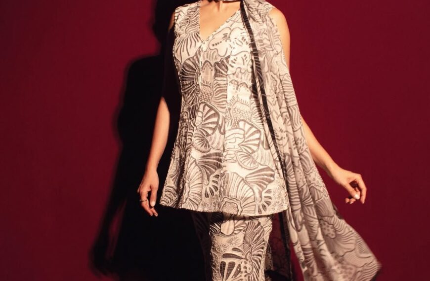 Mrunal Thakur’s monochromatic kurta set channels a noughties graphic mood