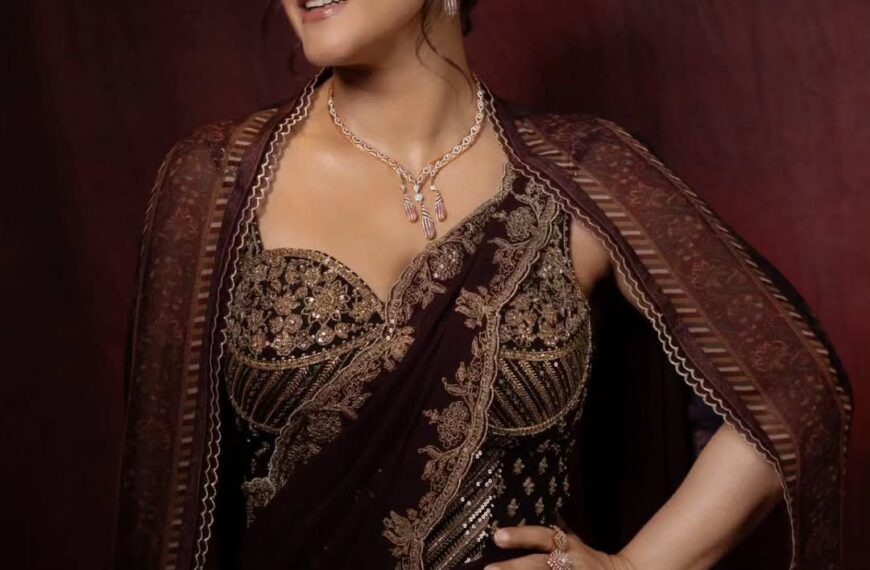Kajol’s pre-draped Torani sari came with a corset blouse and cape-style jacket