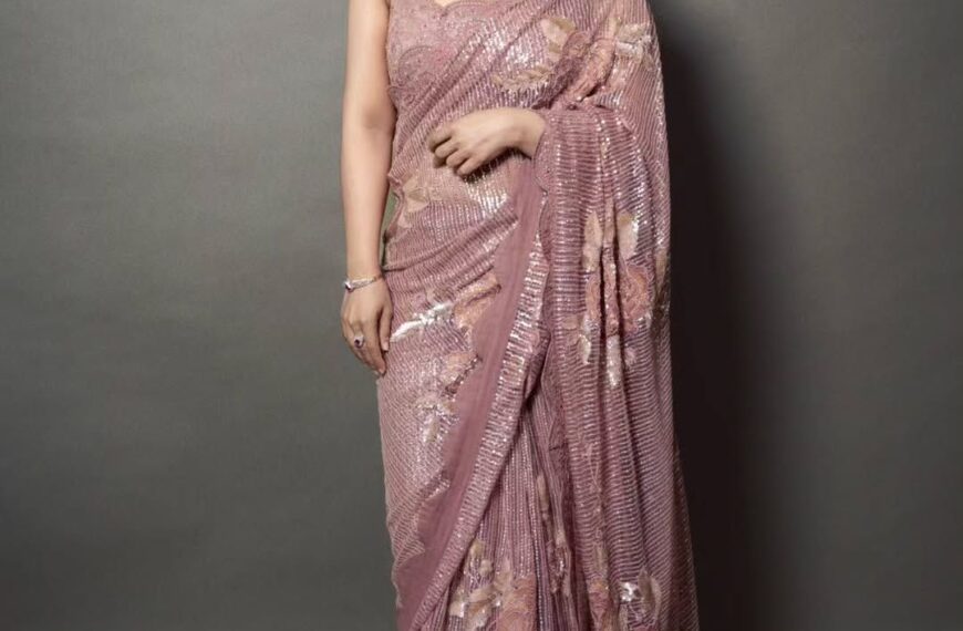 Kajol’s Rimple & Harpreet sari is covered in sequins and floral embroidery