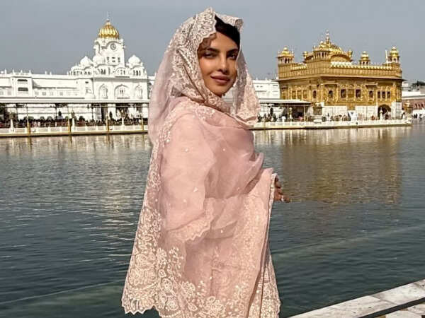 VIRAL: Priyanka Chopra Jonas Offers Prayers at Golden Temple Recalls Late Father
