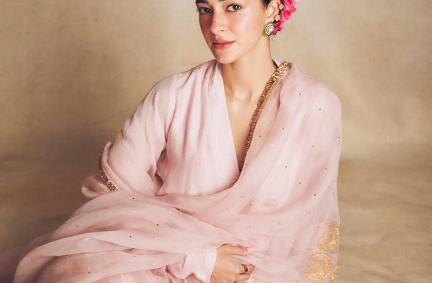 Ananya Panday’s baby pink anarkali came with a dupatta full of moon motifs