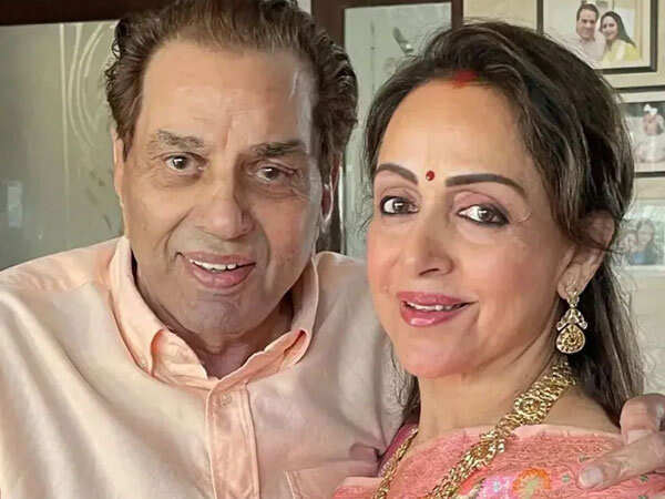 Hema Malini to Receive Dharmendraâs Posthumous Padma Vibhushan In Delhi