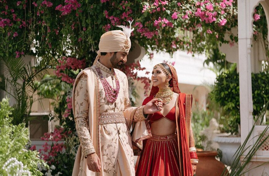This Bengali-Gujarati wedding in Udaipur began with a boat baraat across Lake Pichola