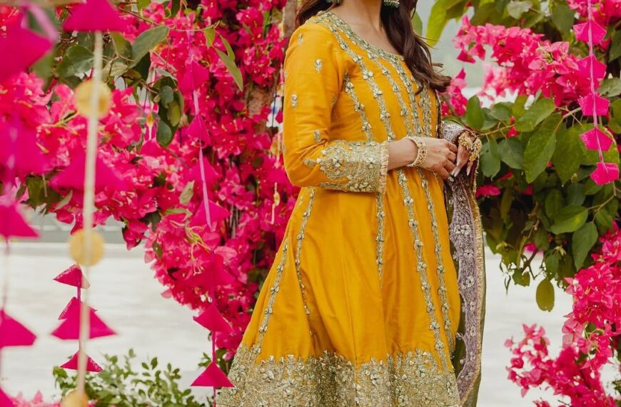 Mrunal Thakur’s anarkali kurta set from Heena Kochhar brings gota work to the fore