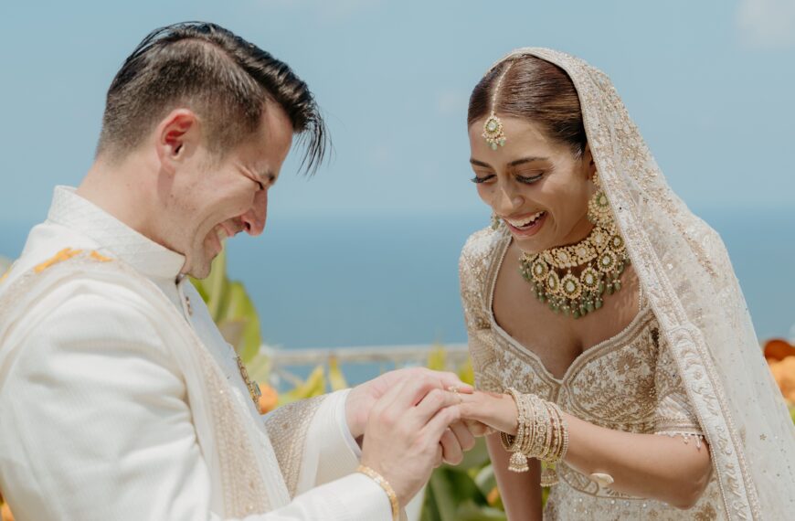 This intimate wedding in Bali turned a cliffside…
