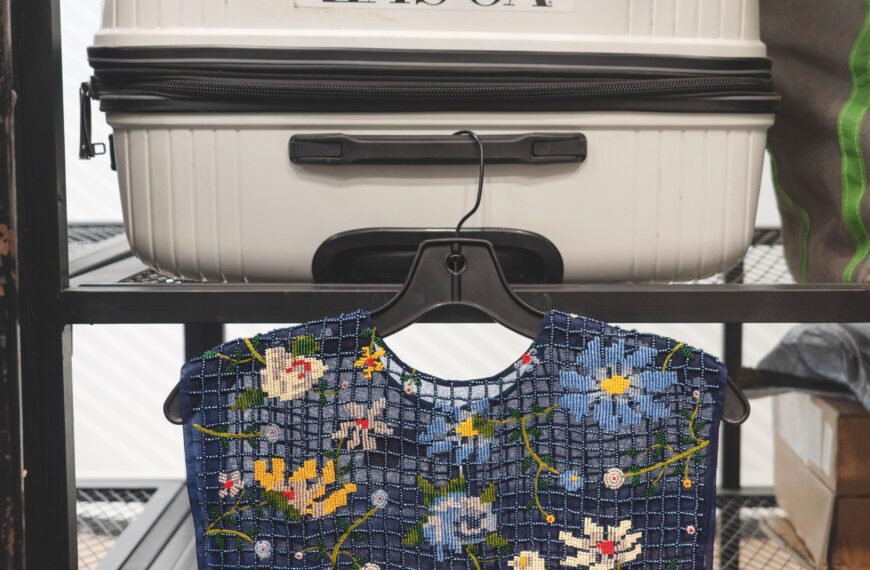 The unofficial courier system keeping India’s fashion industry moving