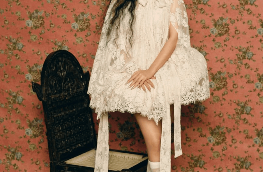 How to manage frizzy hair in monsoon (without fighting it)