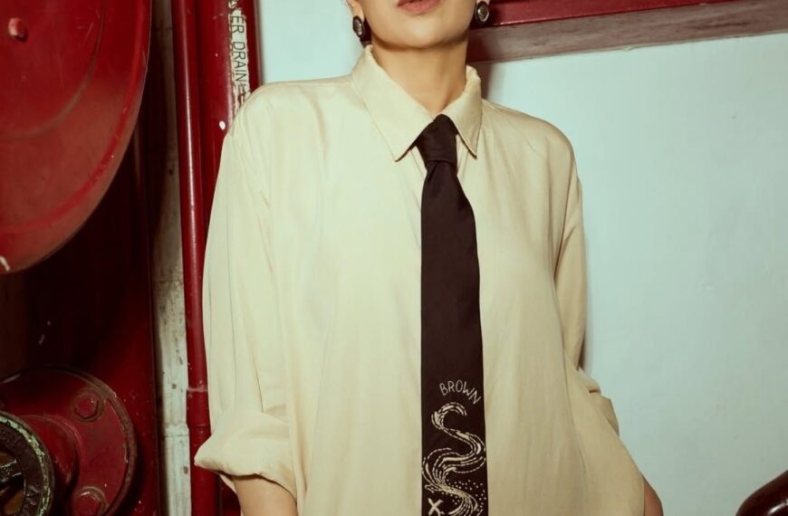 Karisma Kapoor elevated a simple shirt dress with a tie