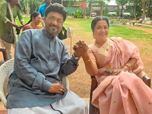 Radikaa Sarathkumar Slams Media Intrusion at K Bhagyarajs Funeral