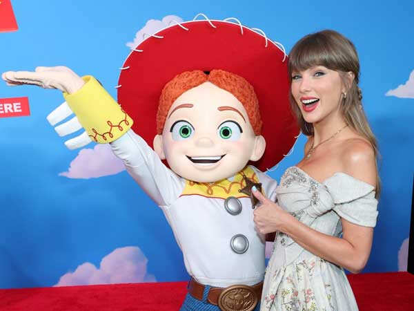 Taylor Swift Surprises Fans at Toy Story 5s Premiere Sings I Knew It I Knew You