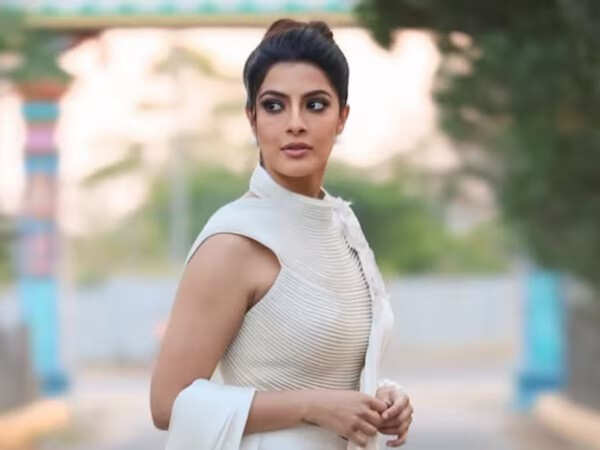 Director Who Accused Varalaxmi Sarathkumar of Non-cooperation Now Praises Her Commitment