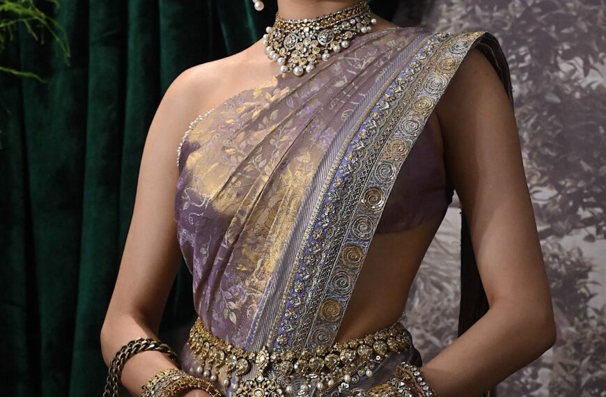 Janhvi Kapoor’s custom Manish Malhotra Banarasi sari is woven with shimmering gold foliage motifs