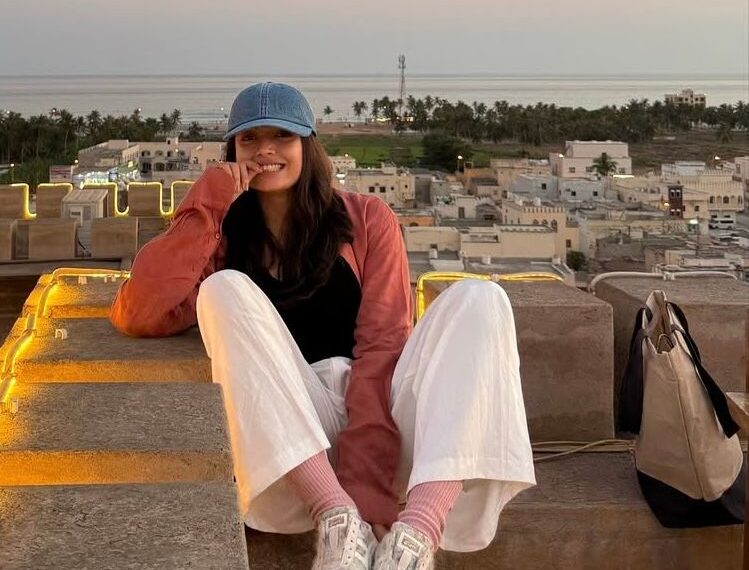 4 chic ways to wear Japanese sneakers with your flared jeans