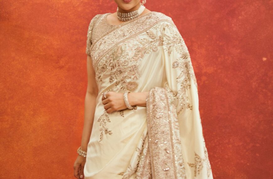 Karisma Kapoor’s Anamika Khanna sari featured the designer’s signature floral embroidery in resham thread work
