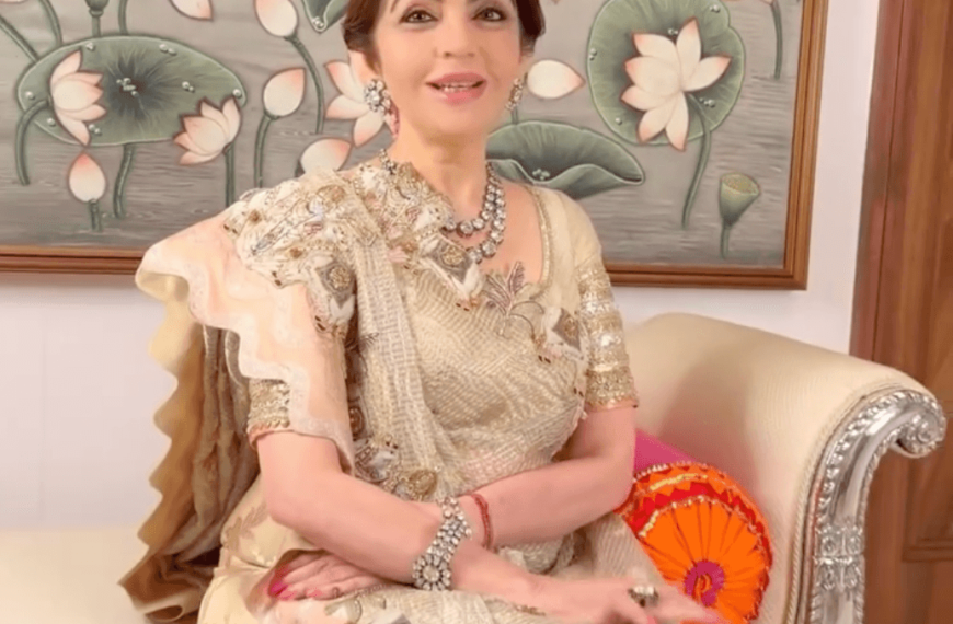 Nita Ambani’s Jamdani sari features Lord Krishna’s motifs outlined with gold and silver threadwork
