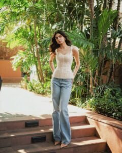 10 street style-inspired ways to style wide-leg jeans&hellip;