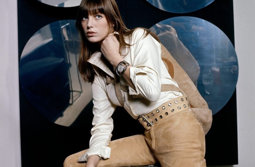 ’70s-inspired brown pants and heel shoes are a great combination. Here’s how we are pairing them right now