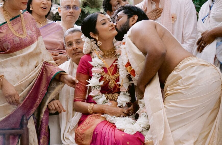This intimate wedding in Sri Lanka featured a…