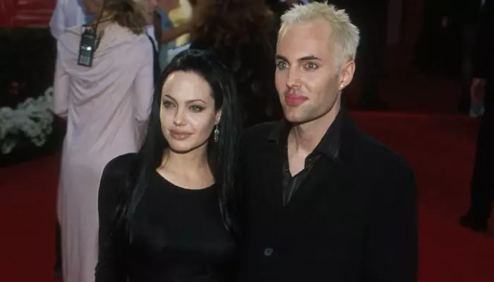 Angelina Jolie Revealed Parents’ Reaction To Her And Brother’s Controversial Lip Kiss At The Oscars