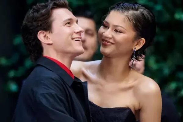 Zendaya And Tom Holland Signed A ‘No Kissing’&hellip;