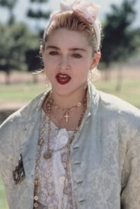Vogue-approved ways to style ’80s jeans with the&hellip;
