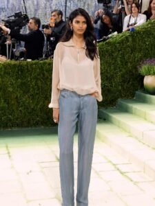 ’90s-inspired minimal blouse with denim are September’s freshest&hellip;