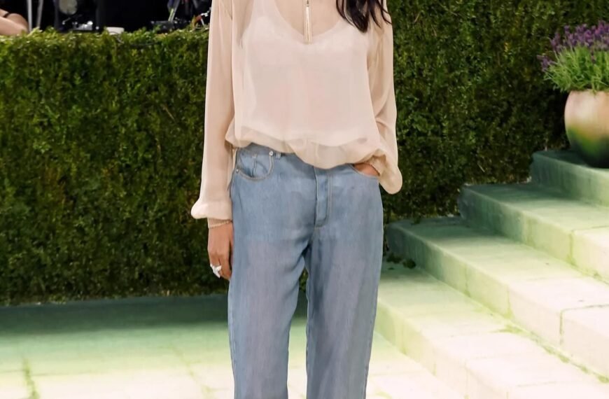 ’90s-inspired minimal blouse with denim are September’s freshest outfit combination