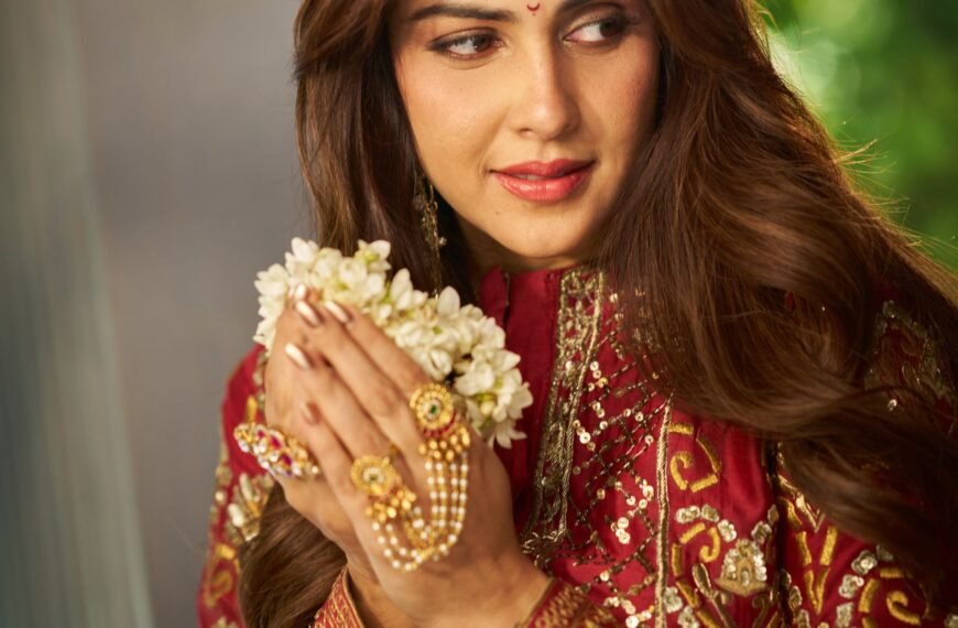Genelia Deshmukh’s festive look featured a medley of zari, zardozi and marodi embroideries