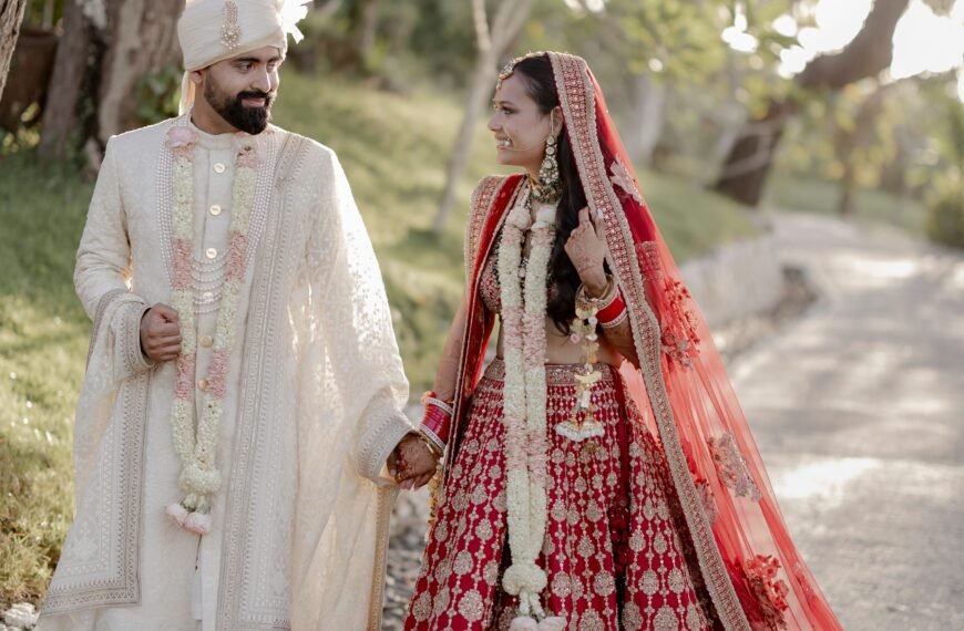 At their wedding in Bali, this couple took their pheras side by side and applied sindoor to each other