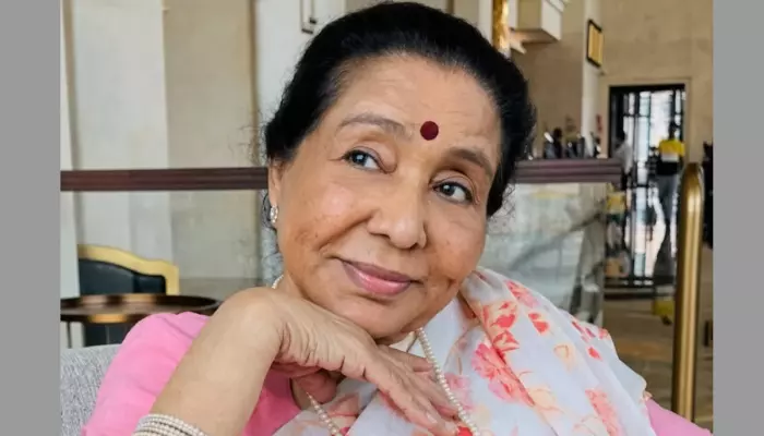 Asha Bhosle’s 93rd Birthday: She Once Showed Up At A Concert Covered In Bruises And Sang For Hours